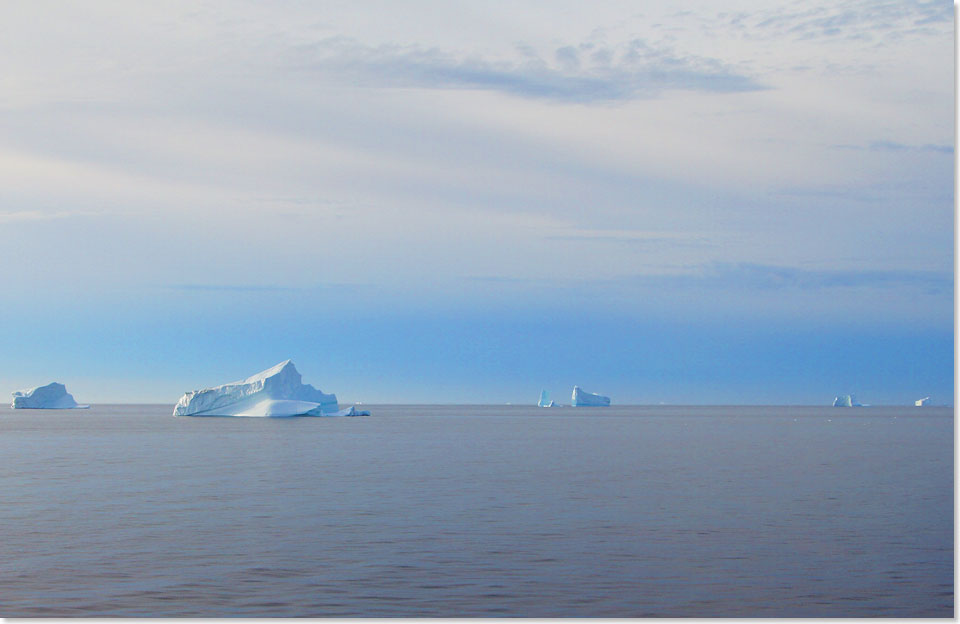 Erste Eisberge vor der Diskobucht auf dem Weg zur Disko Insel, die zwei Mal so gro ist, wie Mallorca