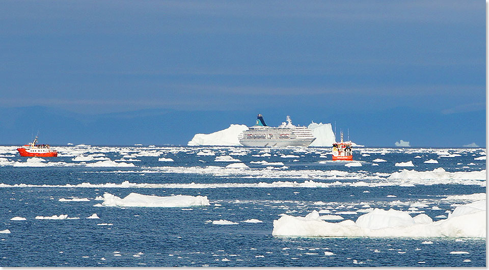 MS ARTANIA im Ilulissat-Eisfjord, Ausflugsboote bringen die Passagiere zum Gletscher.