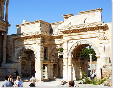 Das 
	Sdtor der Agora wurden naturgetreu ebenso renoviert wie die Celsius 
	Bibliothek. Das Ensemble gibt einen hervoragenden Eindruck ber die Pracht 
	des rmischen Ehphesos