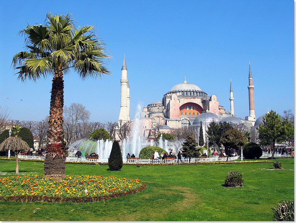 Die 
	  Hagia Sophia in Istanbul ist eine ehemalige byzantinische Kirche, sptere 
	  Moschee und heutiges Museum. Die im 6. Jahrhundert n. Chr. errichtete 
	  Kuppelbasilika setzte neue architektonische Akzente und ist das letzte 
	  groe Bauwerk der Sptantike