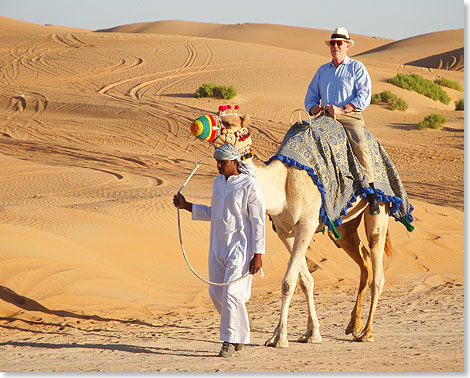 Kamelreiten 
	will gelernt sein. Autor Dieter Bromund auf einem Wüstenschiff
