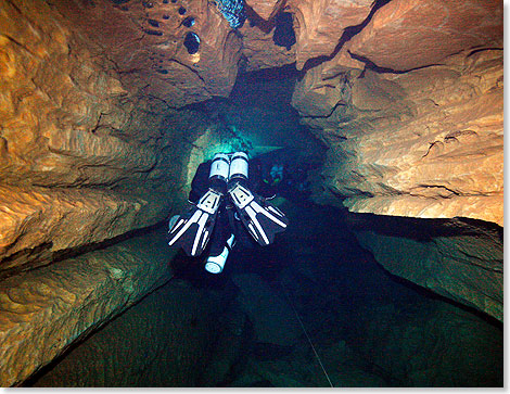 Ein Gang in der Unterwasser-Höhle Emergence du Ressel