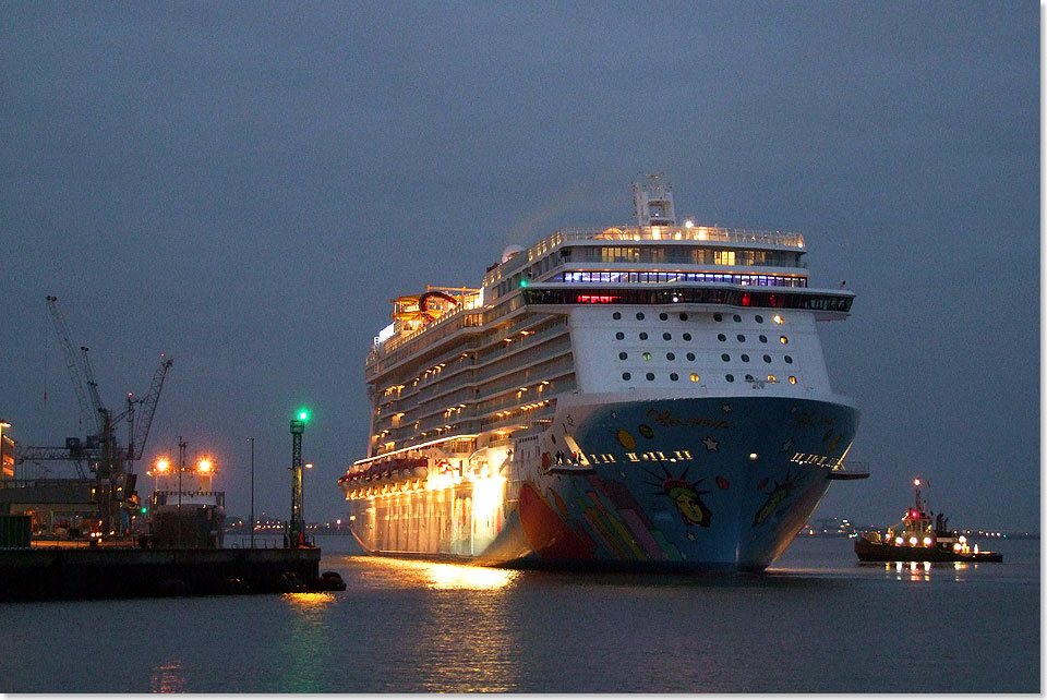  Die NORWEGAIN BREAKAWAY macht am Bremerhavener Columbus Cruise Terminal fest.
