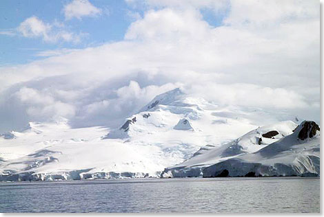 Gerlache-Strae: 
	Der 2822 Meter hohe Mount Francais auf Anwers-Island