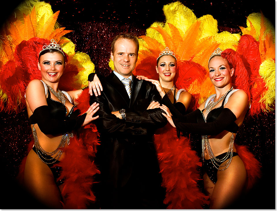 Moderator und Entertainer Timur Cevic zwischen den Hamburg-Showgirls