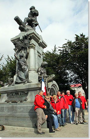 Eine 
			Touristengruppe vor dem Magellan-Denkmal in Punta Arenas