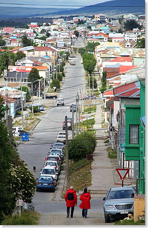 Typische Straße in Punta Arenas mit einem unglaublichen 
			Gewirr elektrischer Leitungen