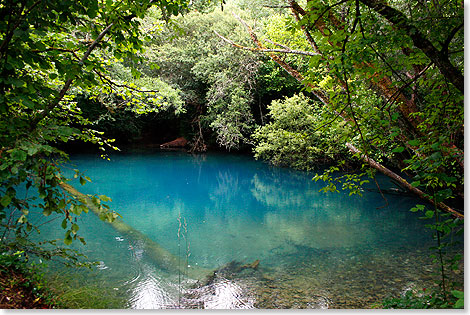 Trotz 
	Regenwetter, das Becken am Gouffre de Lantouy zieht magisch an