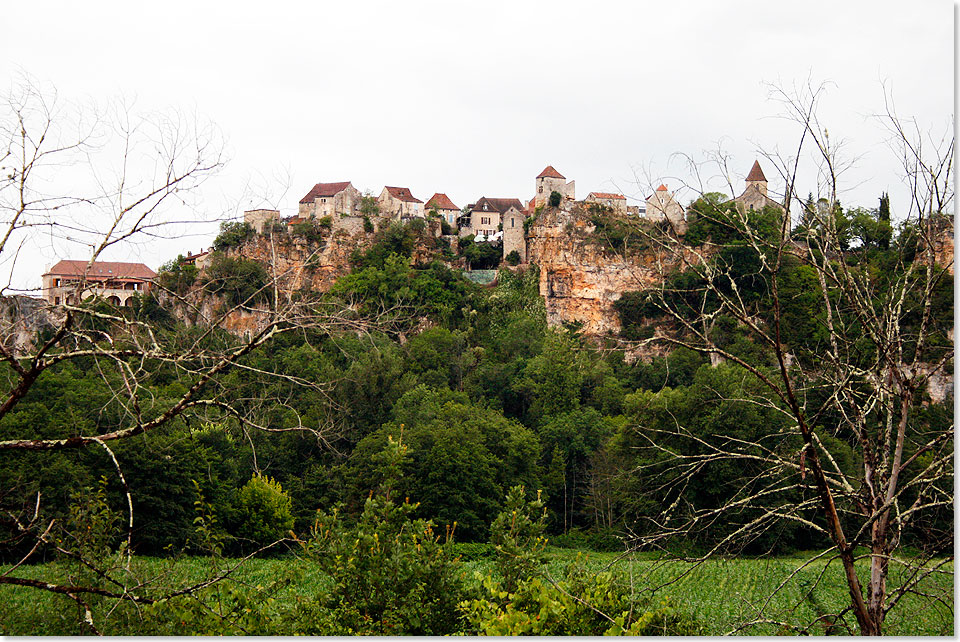 Ein typisches, auf einer Klippe gebautes Dorf im Lot