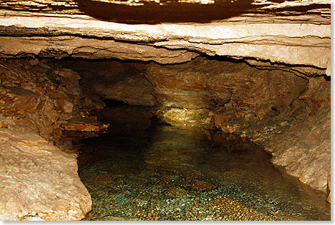 Weiter hinten schimmert das klare Wasser am Tauchereinstieg der Hhle Trou Madame