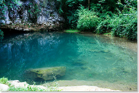 Das blaue Wasser im Becken der Hhle St. Georges wirkt sehr verlockend