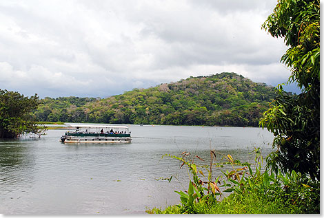 Ausflugsboot 
	im Gatnsee, den der Panamakanal durchquert