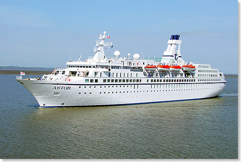 MS ASTOR vor Bremerhaven