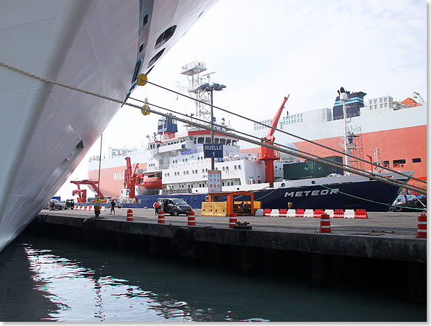 Hinter der MS AMADEA liegt das deutsche Forschungsschiff METEOR in Callao