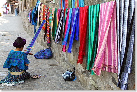 Bunte Stoffe werden am Straenrand am Atitlan-See handgewebt