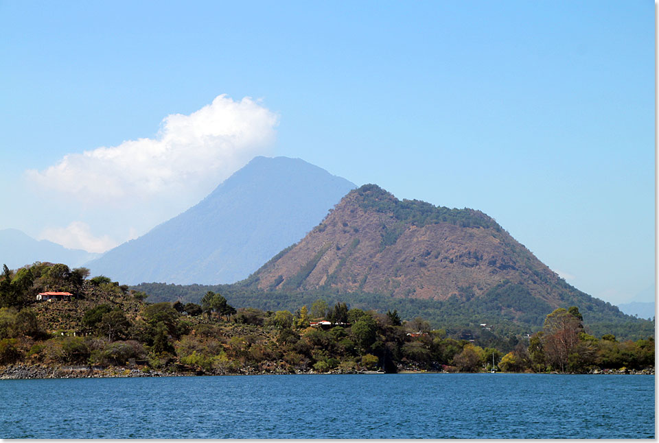 Blick vom Atitlan-See in Guatemala auf die Vulkane Toliman und Atitlan.