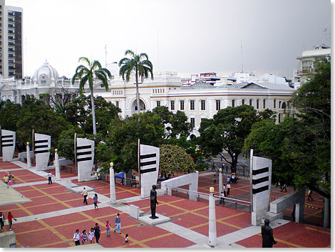 Blick von einem Aussichtsturm ber Malecon und Altstadt von Guayaquil in Ecuador.