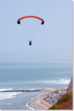  Gleitschirmflieger ber dem Strand von Miraflores.