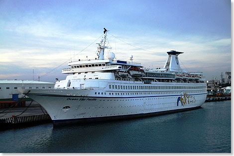 Die OCEAN STAR PACIFIC  ex ARIELLE  liegt in Mazatln an der Kette und wartet seit einem Jahr auf ein neues Kreuzfahrtleben