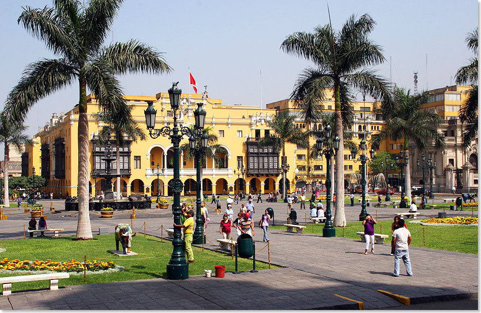 Die Plaza de Armas in Lima mit typischen Kolonialbauten