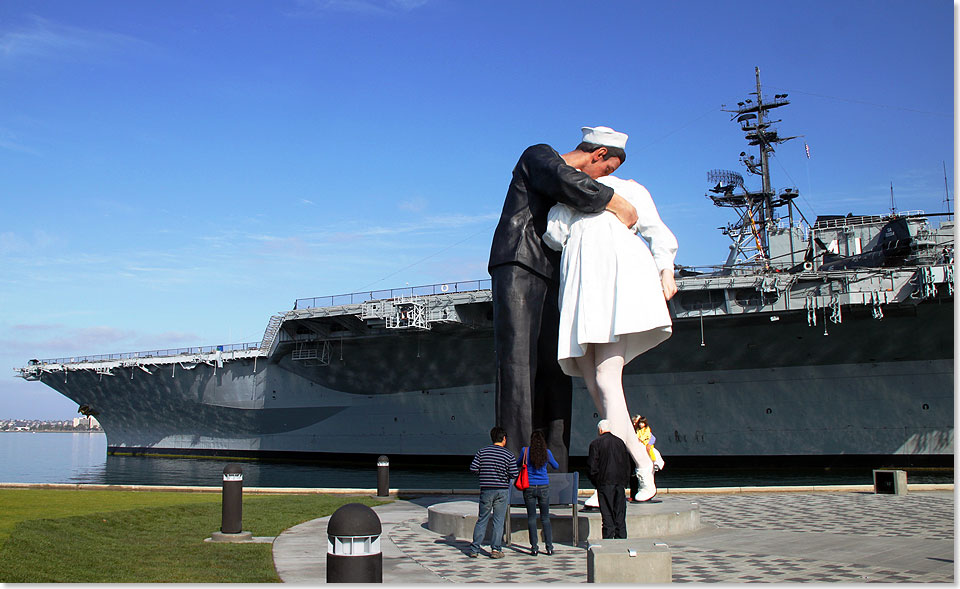In San Diego, Kalifornien/USA, begrt die Kreuzfahrer eine Riesenskulptur auf der Navy-Pier vor dem gigantischen Flugzeugtrger USS MIDWAY