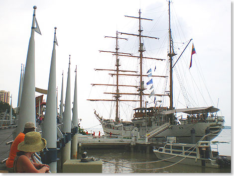 Das Segelschulschiff GUAYAS der ecuadorianischen Marine liegt in Guayaquil, der Segler ist eine Bark.