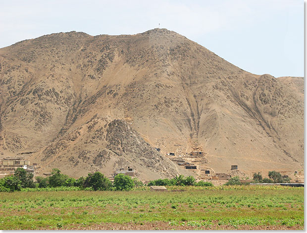 Krasser Gegensatz zwischen Atacama-Wste und Grnland bei Lima