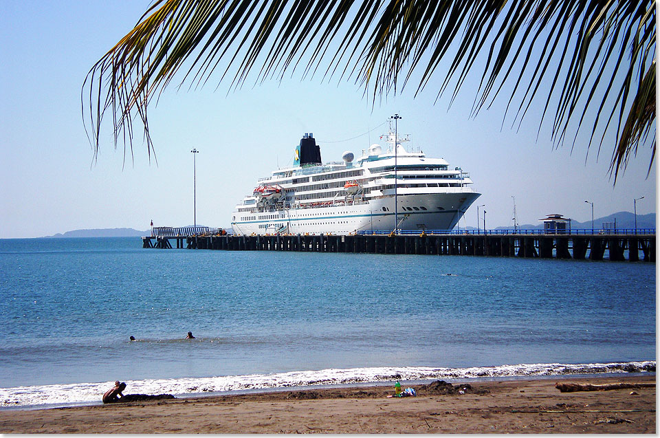 Die AMADEA hat in Puntarenas in Costa Rica festgemacht