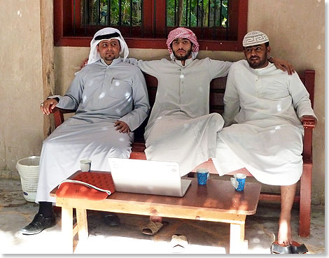 Uralt 
	trifft auf hochmodern. Junge Emiratis in der traditionellen weißen Kleidung 
	der Männer erfrischen sich im Schatten. Der Laptop ist immer dabei