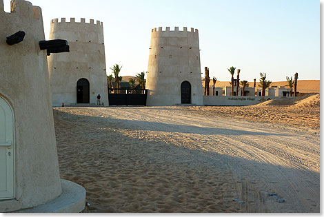 Arabian 
	Night Village: Am Rande der Wüste Al Khatim, etwas mehr als eine Stunde von 
	Abu Dhabi entfernt, lädt ein kürzlich geschaffenes Oasendorf zu arabischen 
	Nächten ein