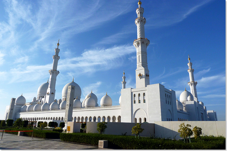  80 Kuppeln hat in Abu Dhabi die drittgrößte Moschee der Welt, die Sheik Zayed Moschee. In ihr können sich 40.000 Menschen zum Gebet versammeln.
