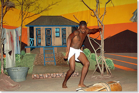 Steinerne Zeitzeugen, wie die Ruine einer historischen Zuckermühle, vermitteln Besuchern des Outameni-Freizeitparks bei Falmouth an der Nordküste Kultur und Geschichte Jamaikas in szenischen Bildern
