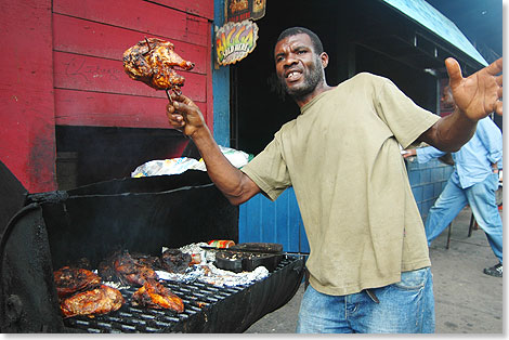 Zu den beliebtesten jamaikanischen Speisen, die oft auch in Straßenküchen angeboten werden, gehört Jerk Chicken – scharf gewürztes Hühnchen vom Grill