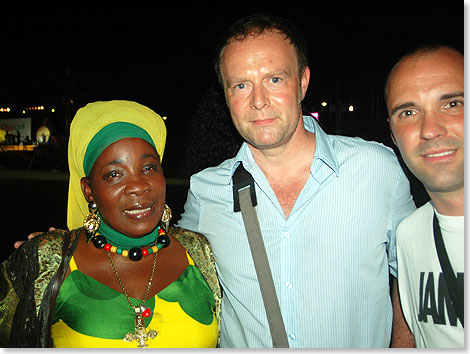 Rita Marley, die Witwe Bob Marleys, kam dazu aus Ghana geflogen, mischte sich unters Volk und tanzte mit Autor Carsten Heinke und Birger Meierjohann vom Jamaikanischen Fremdenverkehrsamt
