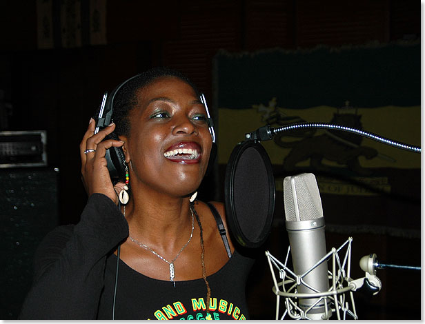 Sängerin Yeshemabeth während einer Aufnahme im berühmten Bob-Marley-Plattenstudio Tuffgong in Kingston