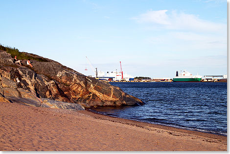 Am Strand von Hanko mit Schrenfelsen und Hafenblick