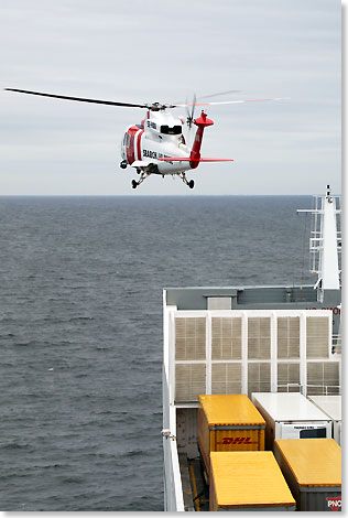 Schwedischer SAR-Helicopter schwebt ber der Back