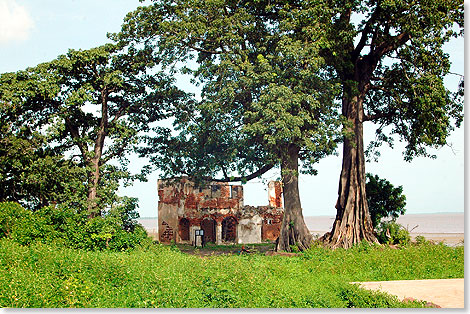 Ruinen des Compagnie Franaise d'Afrique Occidentale Building nahe Albreda