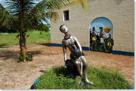 Denkmal vor dem Museum von Albreda, das 1996 im Haus der Maurel Frres eingerichtet wurde. Gegenstand ist der Sklavenhandel im 18. und 19. Jahrhundert