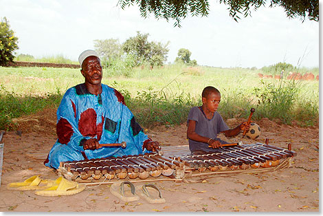 Vater und Sohn spielen Balafon, ein traditionelles westafrikanisches Holzinstrument, das der Urahn des Xylophons ist