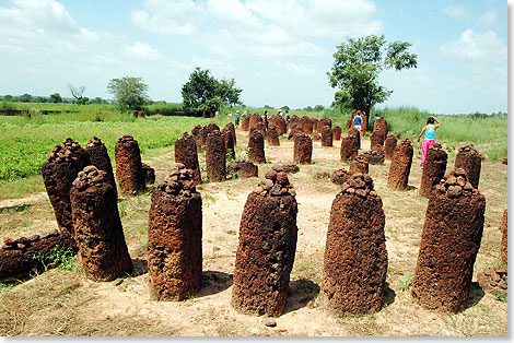 ber 1.200 Jahre zhlen die ominsen Steinkreise von Wassu, unter denen vermutlich die Gebeine von Knigen ruhen