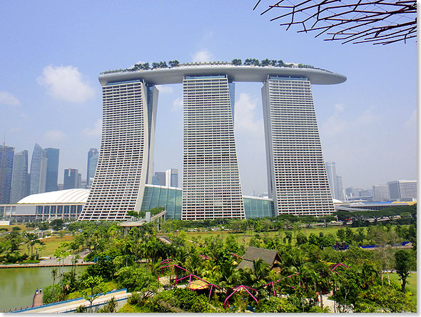 Blick aus den Gardens by the Bay auf das Marina Bay Sands