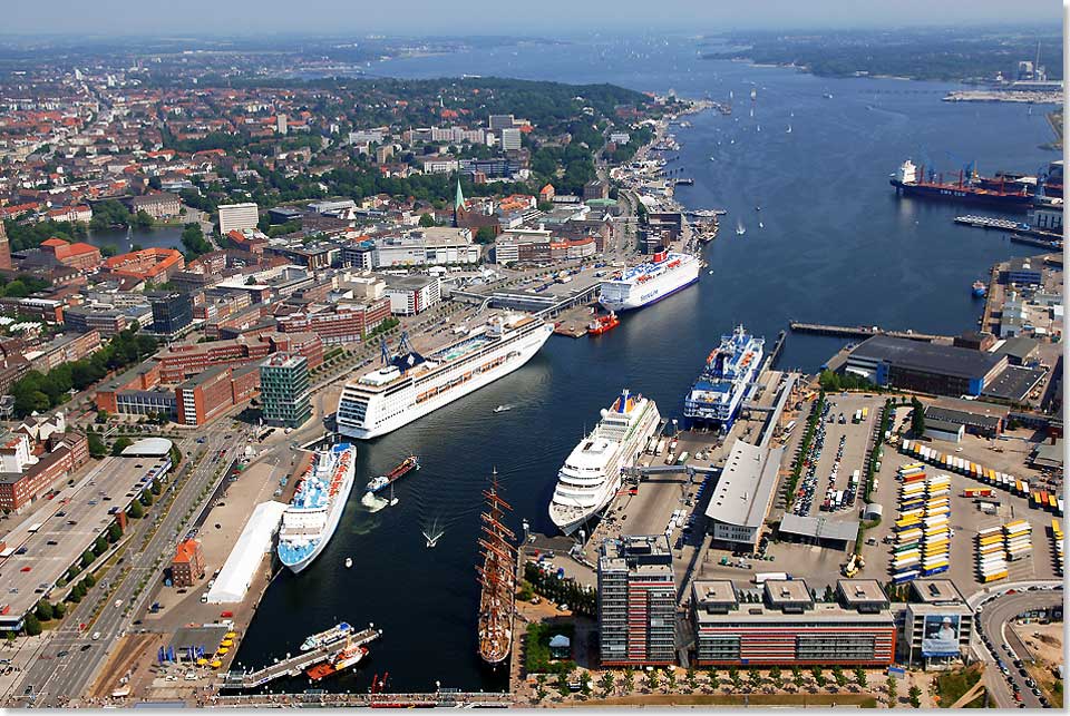 Der Port of Kiel mit den Terminals und der Kieler Frde mit Blick bis zur Ostsee