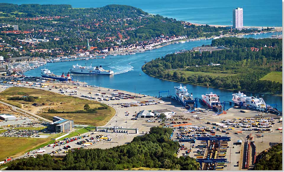 Der Hafen von Lbeck-Travemnde  im Vordergrund der Skandinavienkai