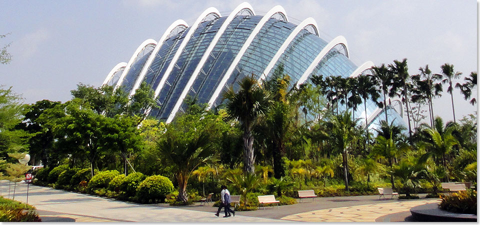 Landgang in Singapur: Im Himmelsschiff durchs Meer der Trme  so nennt Carsten Heinke seinen Bericht aus Singapur. Er besuchte eine architektonische und landschaftsgestalterische Attraktion von Weltrang: die Gardens by the Bay, eine einzigartige Parkstadt mit fantasievollen Glashallen und Baumtrmen.