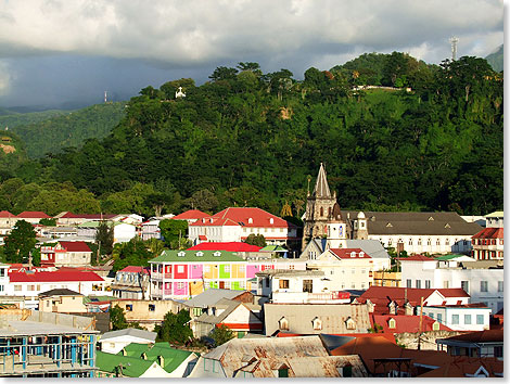 Blick vom Schiff auf Roseau, die Hauptstadt von Dominica.