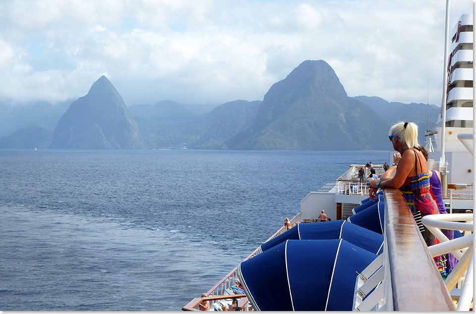 Im Dunst zeigen sich die Pitons von St. Lucia in der Ferne