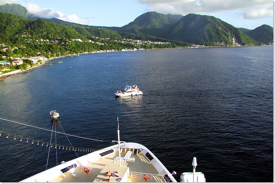 Die MEIN SCHIFF 1 hat vor Roseau auf Dominica festgemacht.