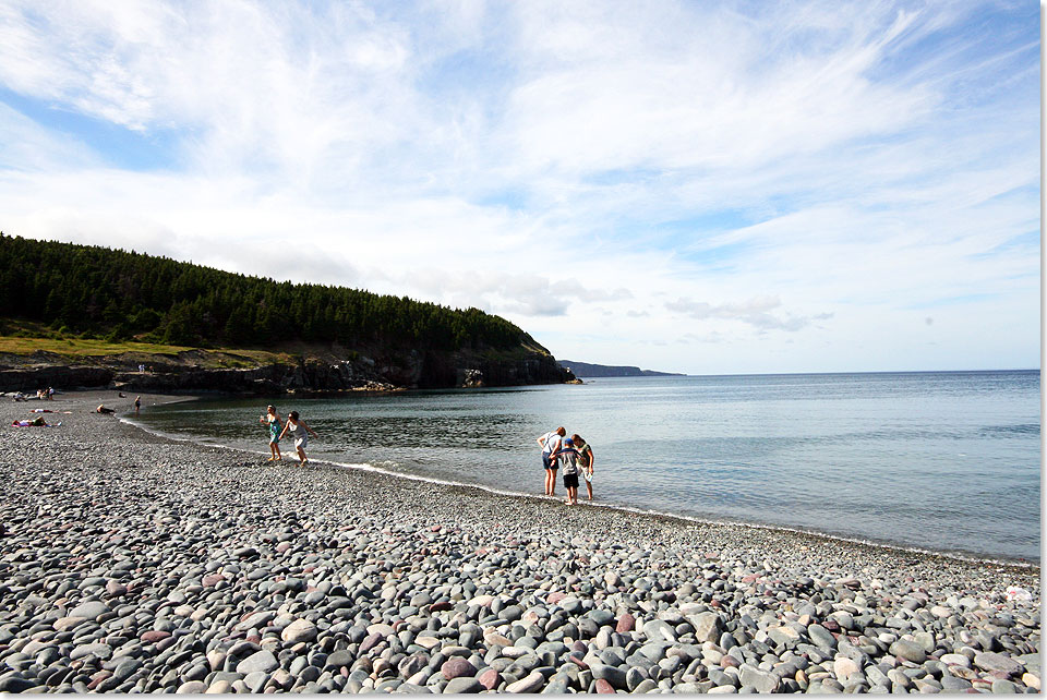 Der Kiesstrand von Middle Cove ldt im Sommer zum Sonnen und  fr die sehr Tapferen  auch zum Baden ein.