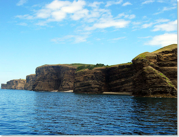  Die von Wind und Wellen geformten, steilen Klippen von Bell Island, der Insel, vor der die Wracks liegen,lassen ahnen, wie rauh das Wetter hier manchmal ist. 